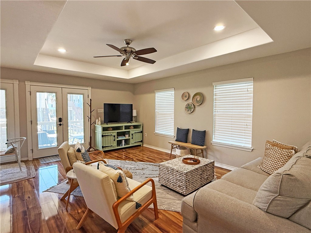 1020 S Live Oak St Property Photo 3