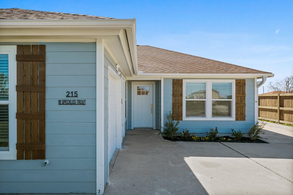 215 W Speckled Trout Property Photo 3