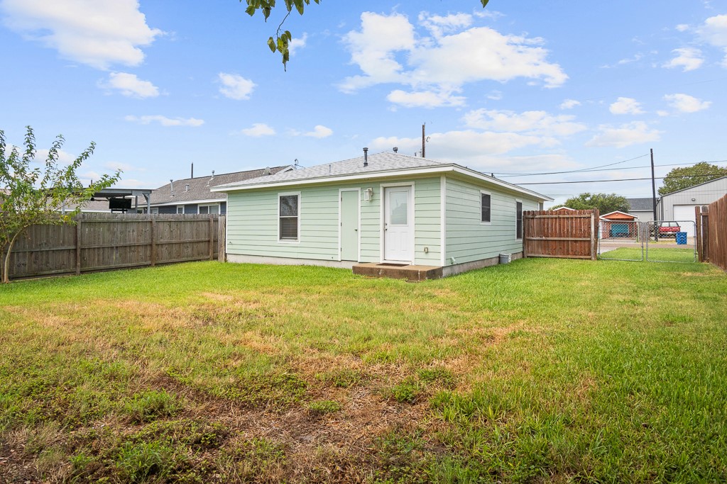 906 S Young St Property Photo 15