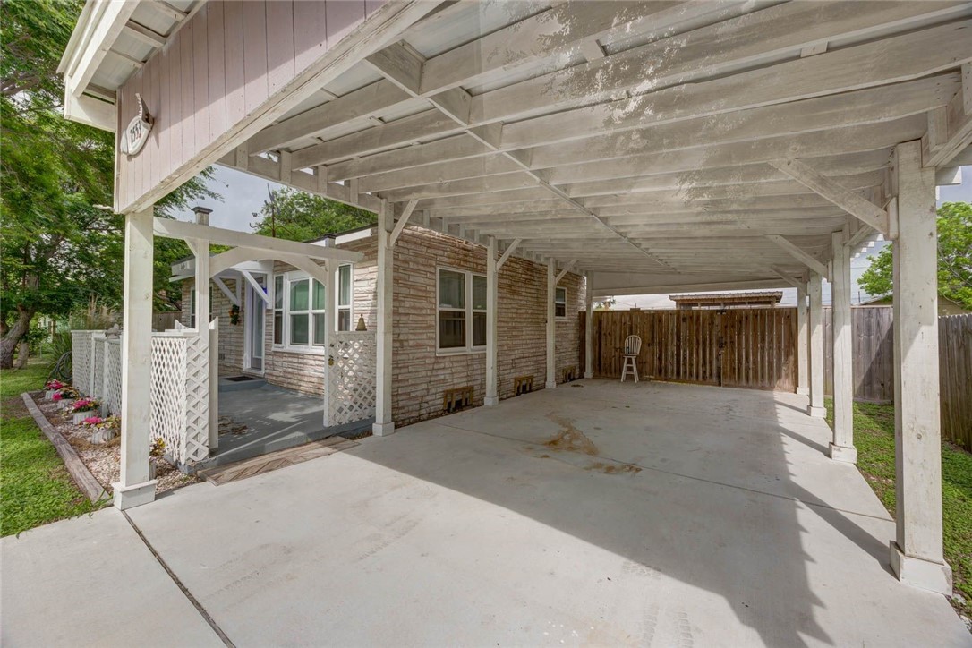 2553 Avenue C Property Photo 3