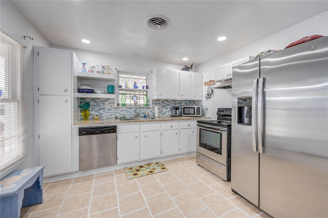2553 Avenue C Property Photo 14