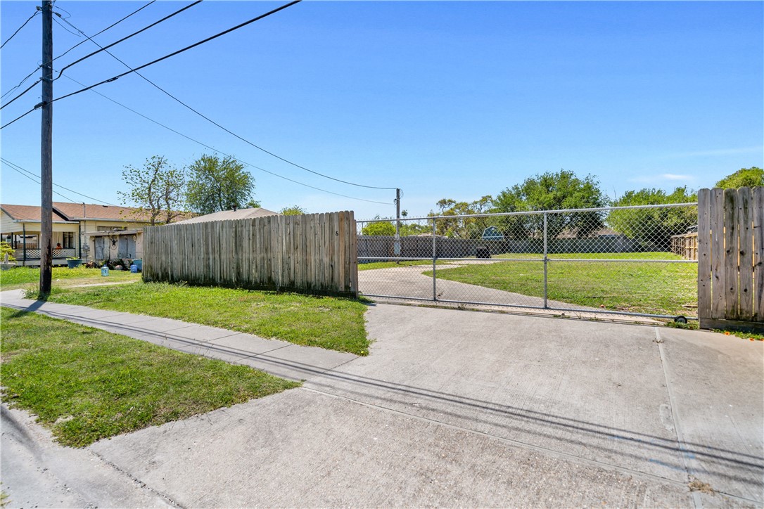 517 Scotland Dr Property Photo 1