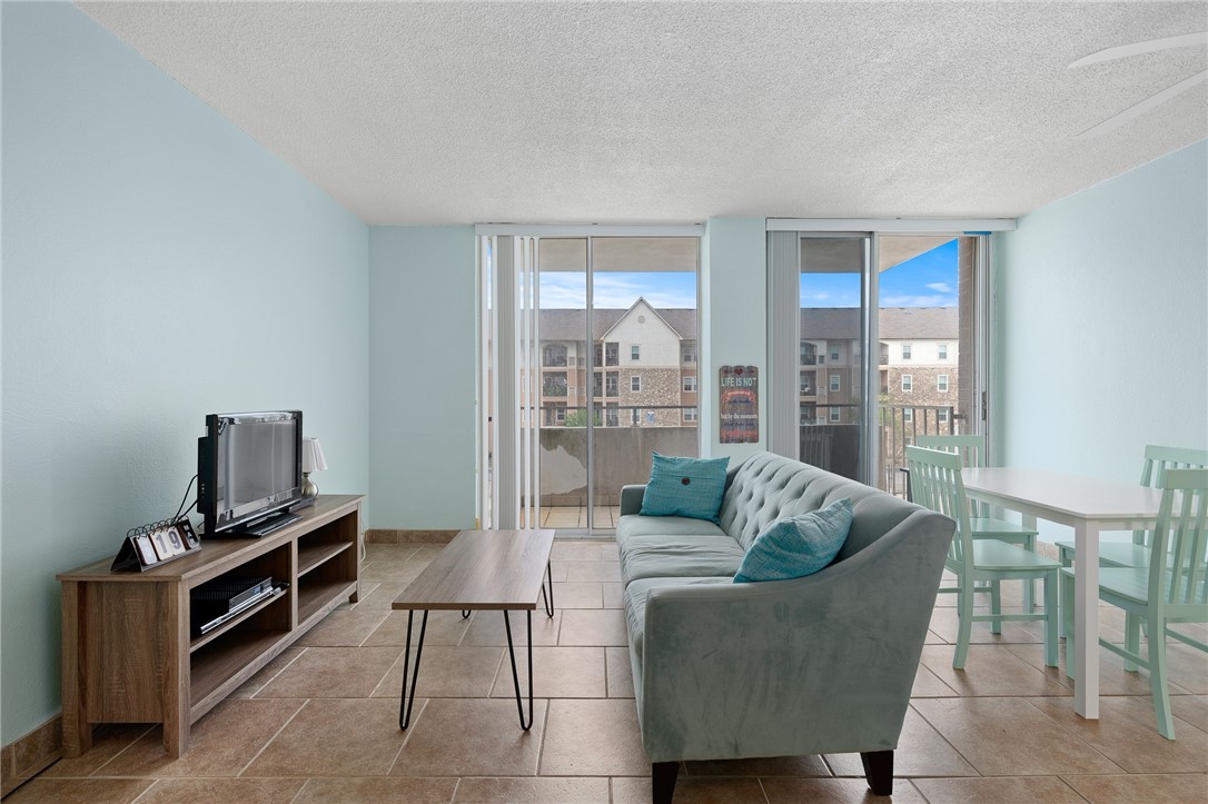 715 S Upper Broadway St 303 Property Photo 5