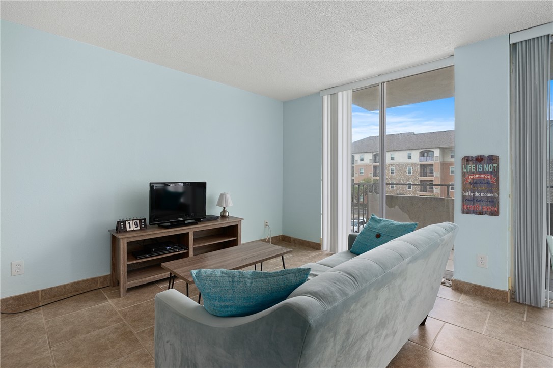 715 S Upper Broadway St 303 Property Photo 6