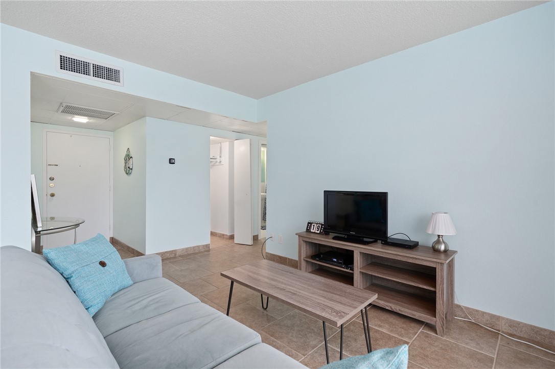 715 S Upper Broadway St 303 Property Photo 8