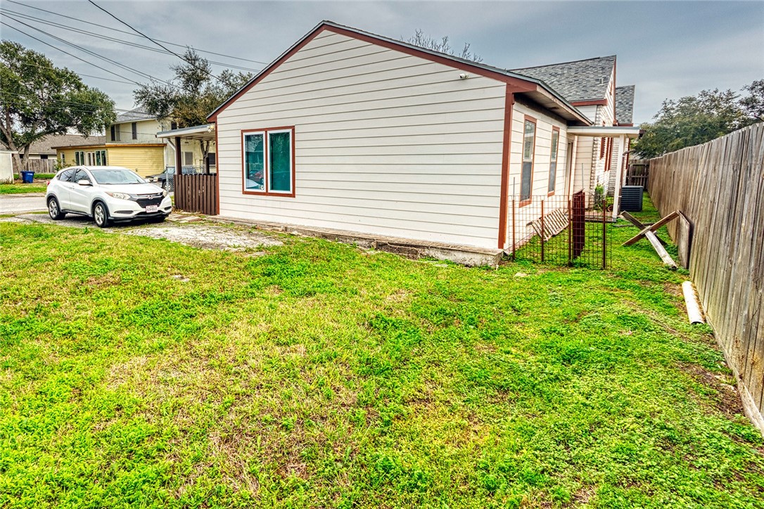 402 Cole St Property Photo 24
