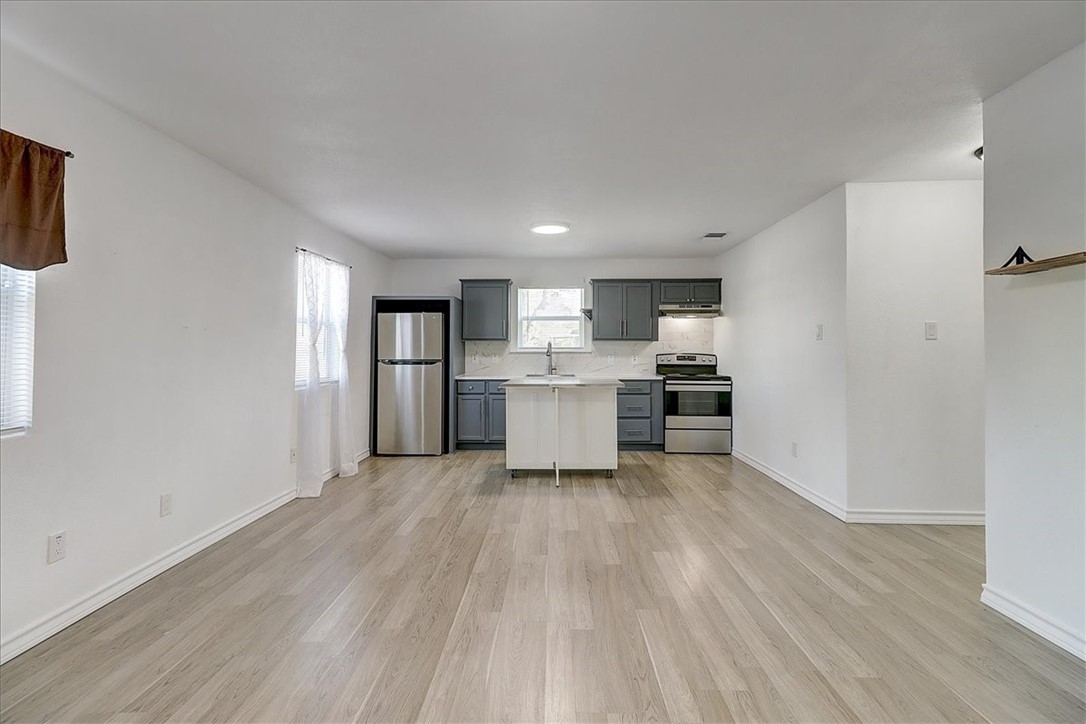 217 Iowa St Property Photo 3