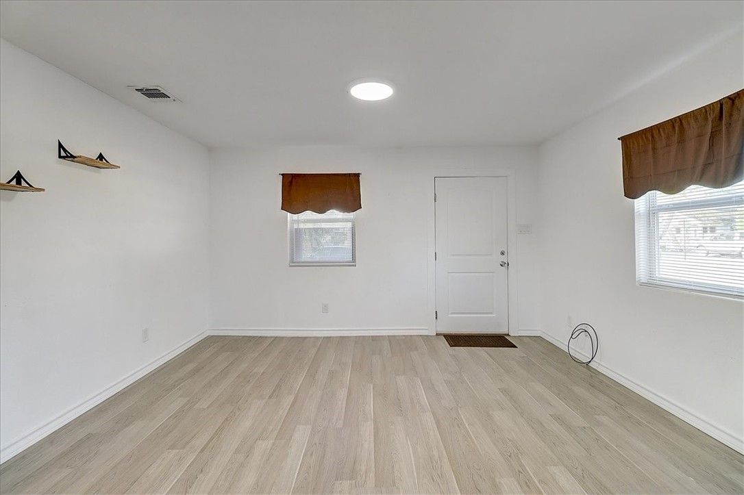 217 Iowa St Property Photo 5