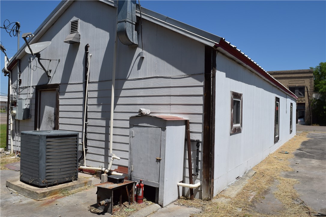 104 E Main St Property Photo 16