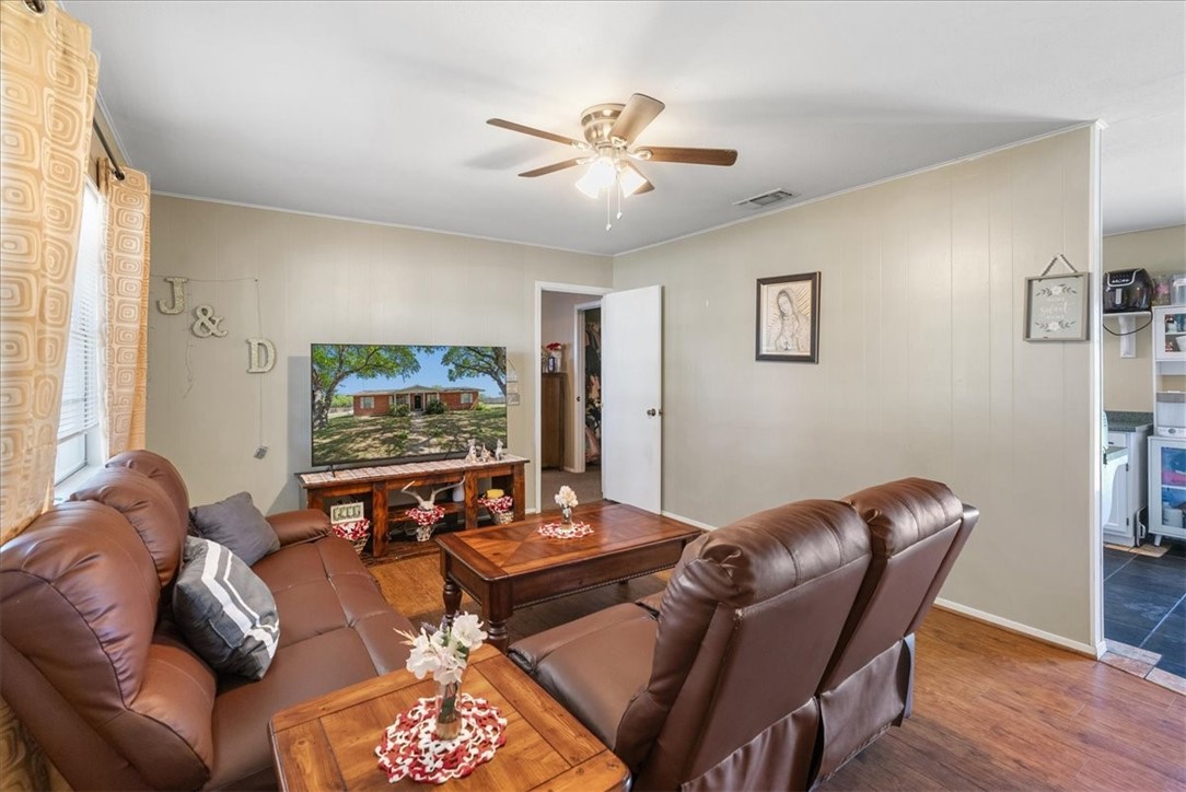 1311 Burleson St Property Photo 4