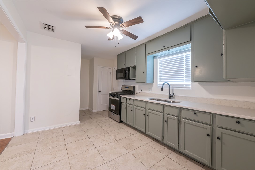 1002 Zarsky Dr Property Photo 8