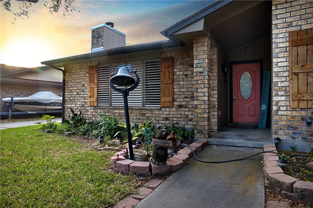 2210 Live Oak Dr Property Photo 2