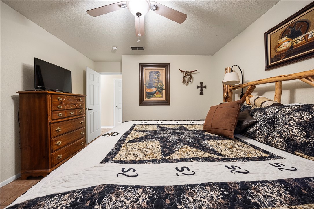 2210 Live Oak Dr Property Photo 17