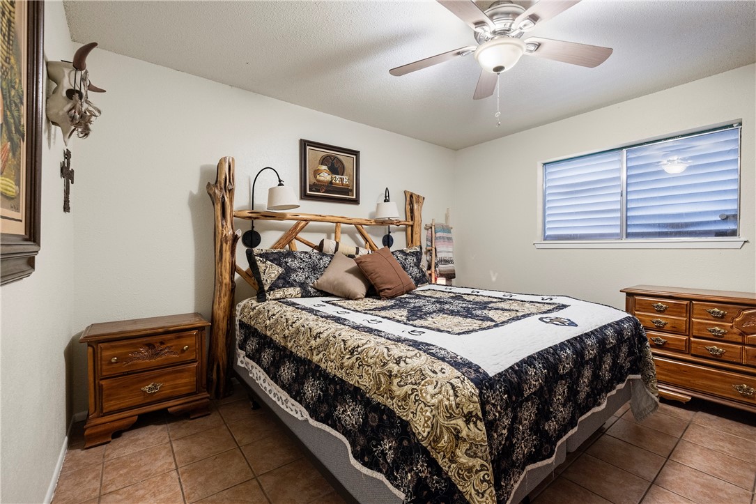 2210 Live Oak Dr Property Photo 18