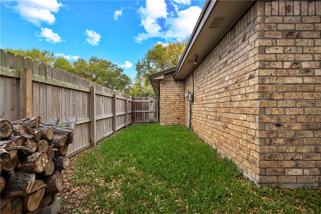 2210 Live Oak Dr Property Photo 22