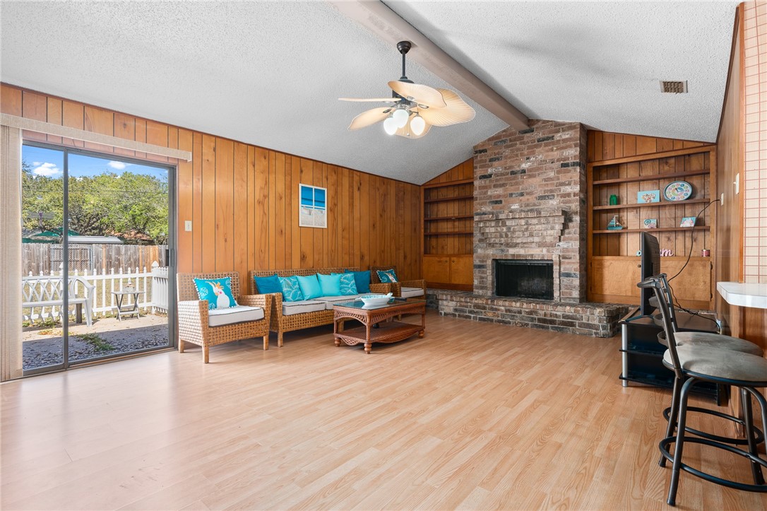 1038 Houston S Property Photo 3