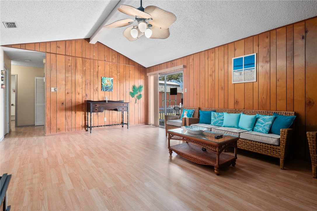 1038 Houston S Property Photo 6