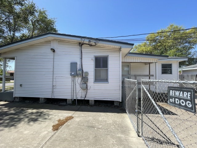 909 Zarsky Dr Property Photo 2