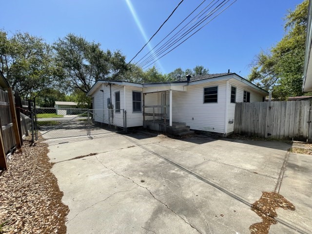 909 Zarsky Dr Property Photo 3