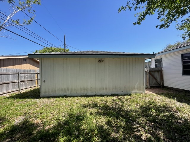 909 Zarsky Dr Property Photo 6