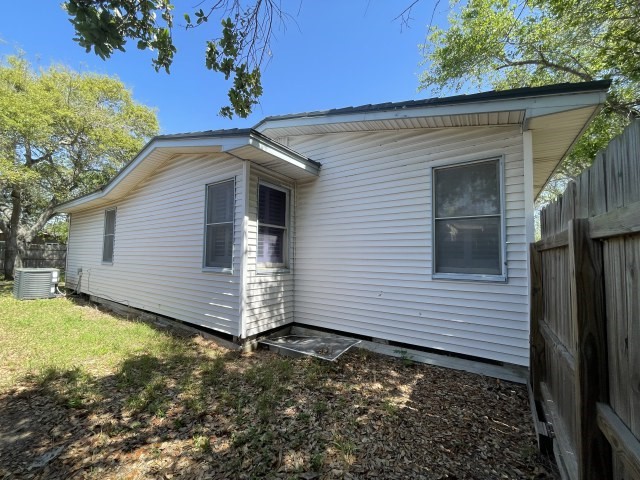 909 Zarsky Dr Property Photo 10