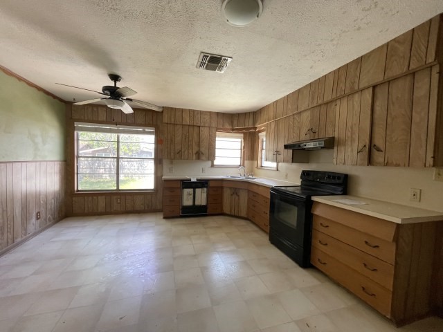 909 Zarsky Dr Property Photo 16