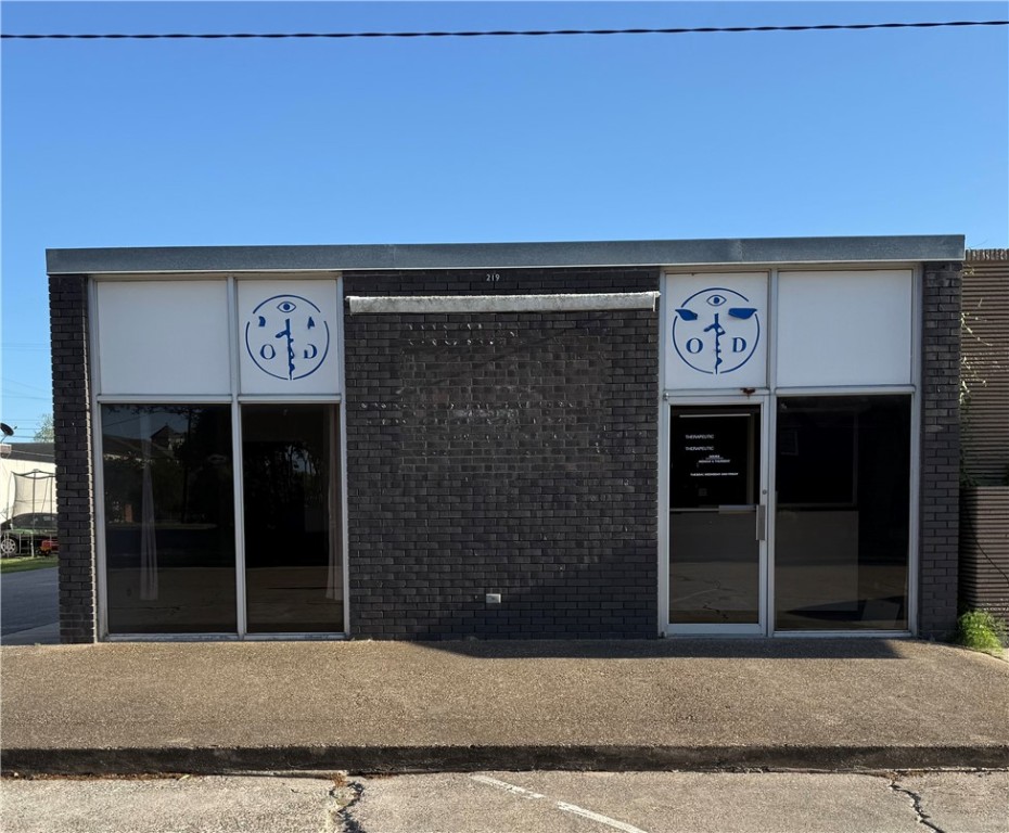 219 W Kleberg Ave Property Photo