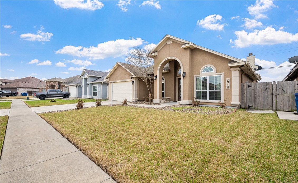 7513 E Lake Dr Property Photo 2