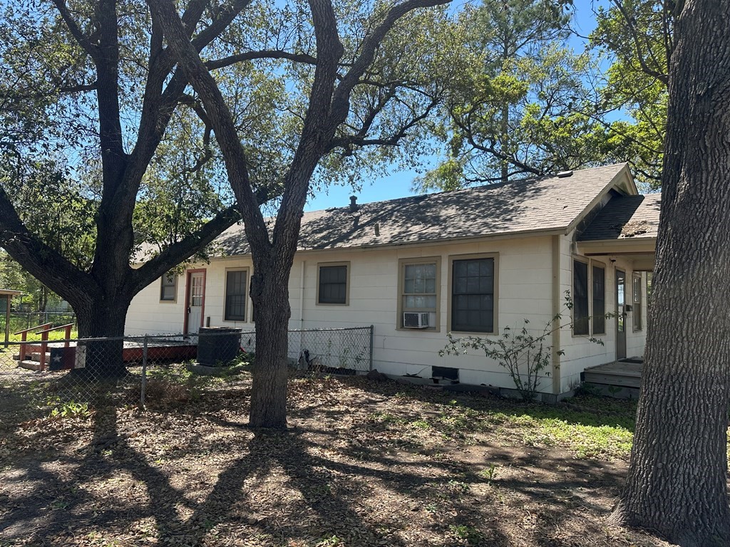 207 W Vance St Property Photo 3