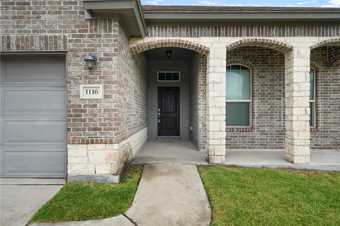 1116 Santa Catalina St Property Photo 3
