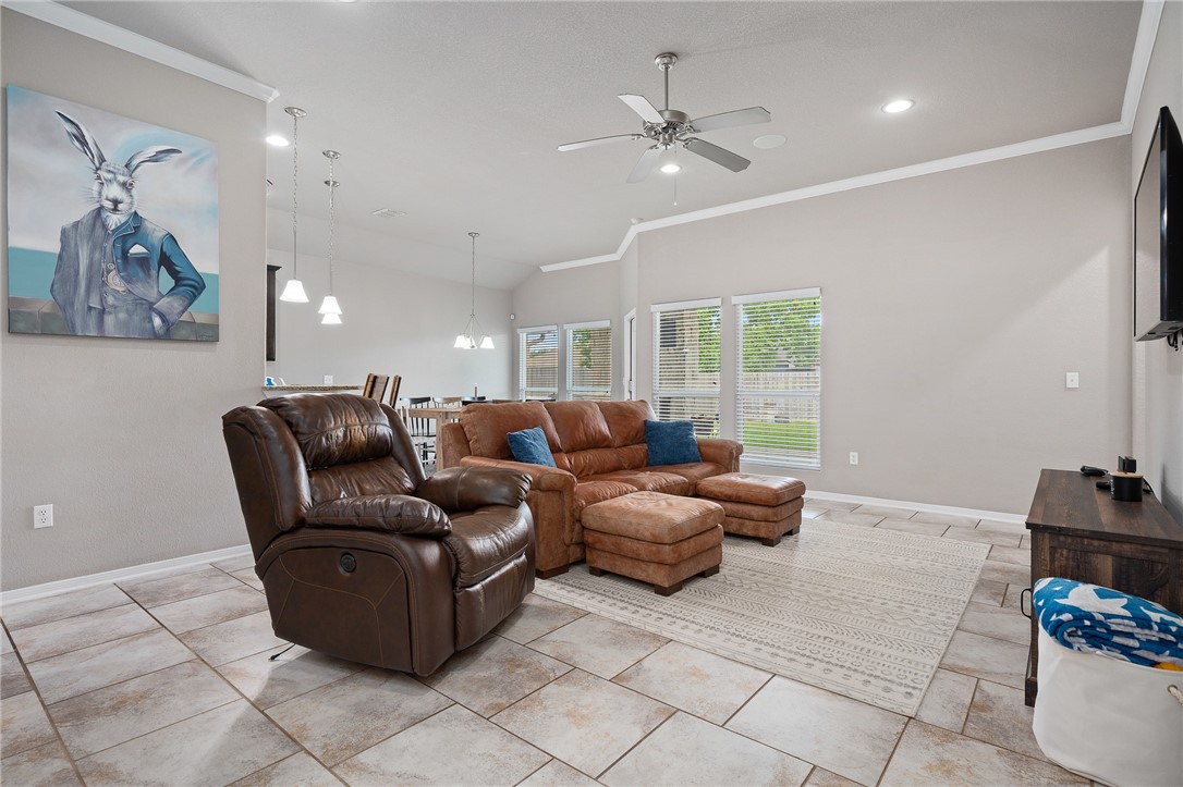 1116 Santa Catalina St Property Photo 5