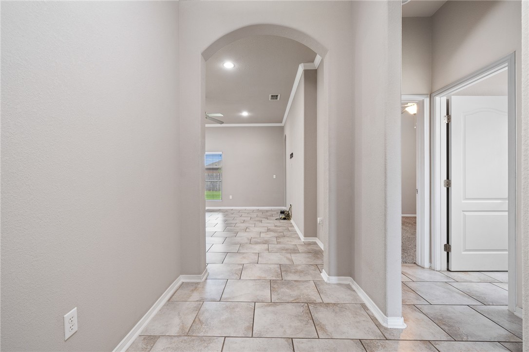 1116 Santa Catalina St Property Photo 5