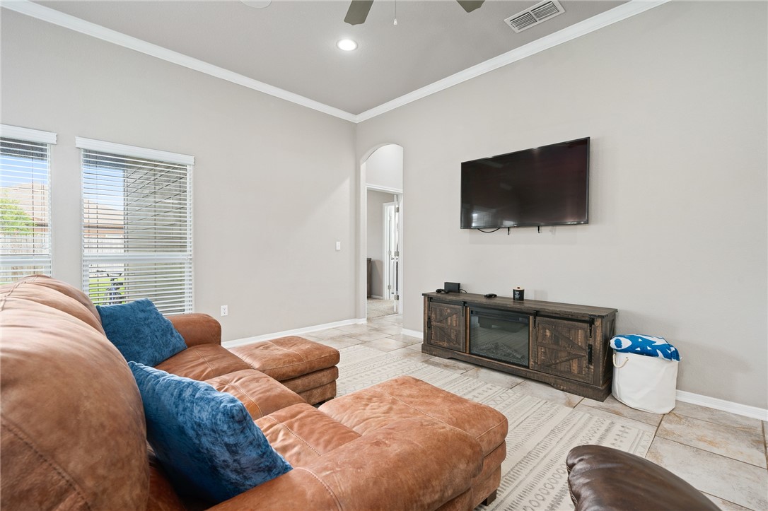 1116 Santa Catalina St Property Photo 6
