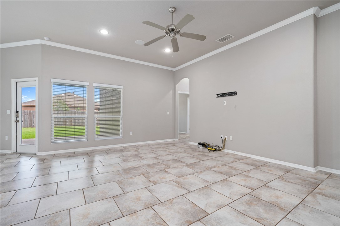 1116 Santa Catalina St Property Photo 11