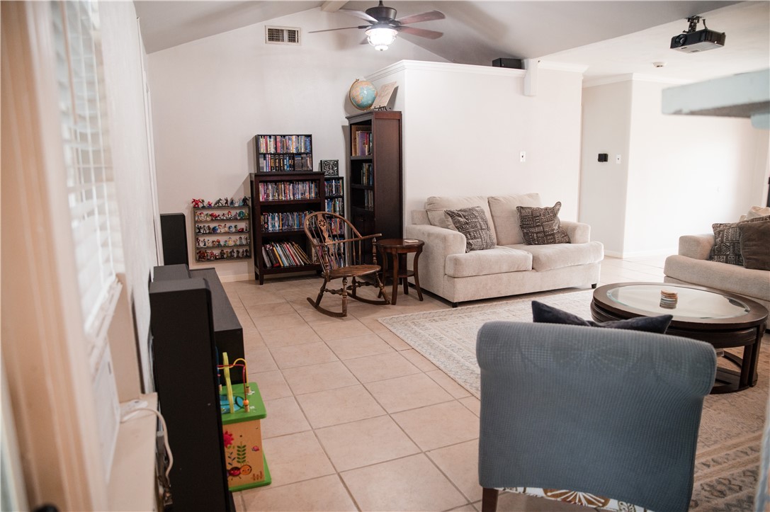 1618 Lawndale Dr Property Photo 3