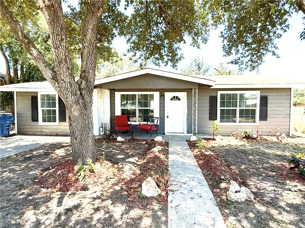 204 W San Saba St Property Photo 1