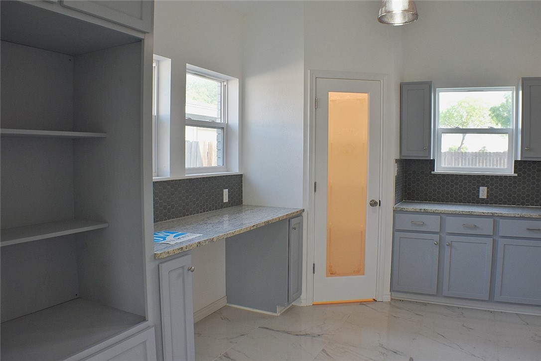 1517 E Warren Ave Property Photo 9