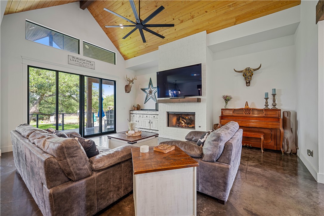 340 Warbler Dr Property Photo 6