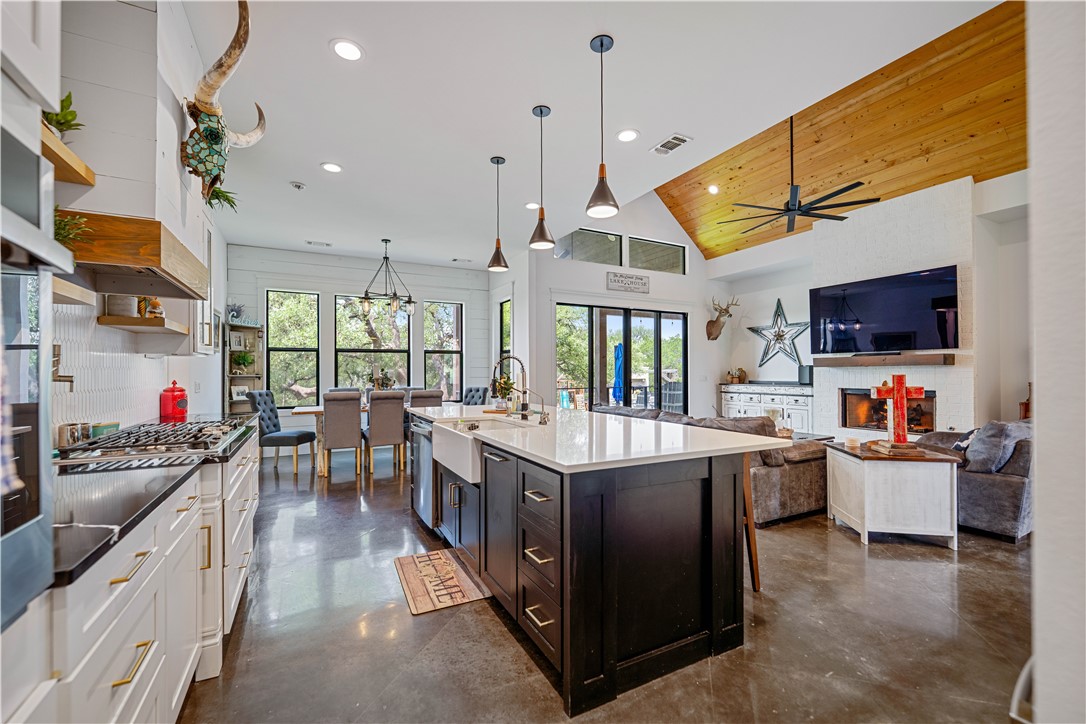 340 Warbler Dr Property Photo 9