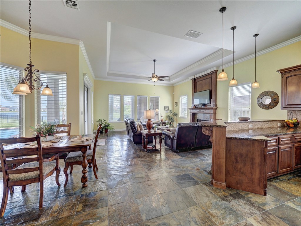 8409 Lago Vista Dr Property Photo 11