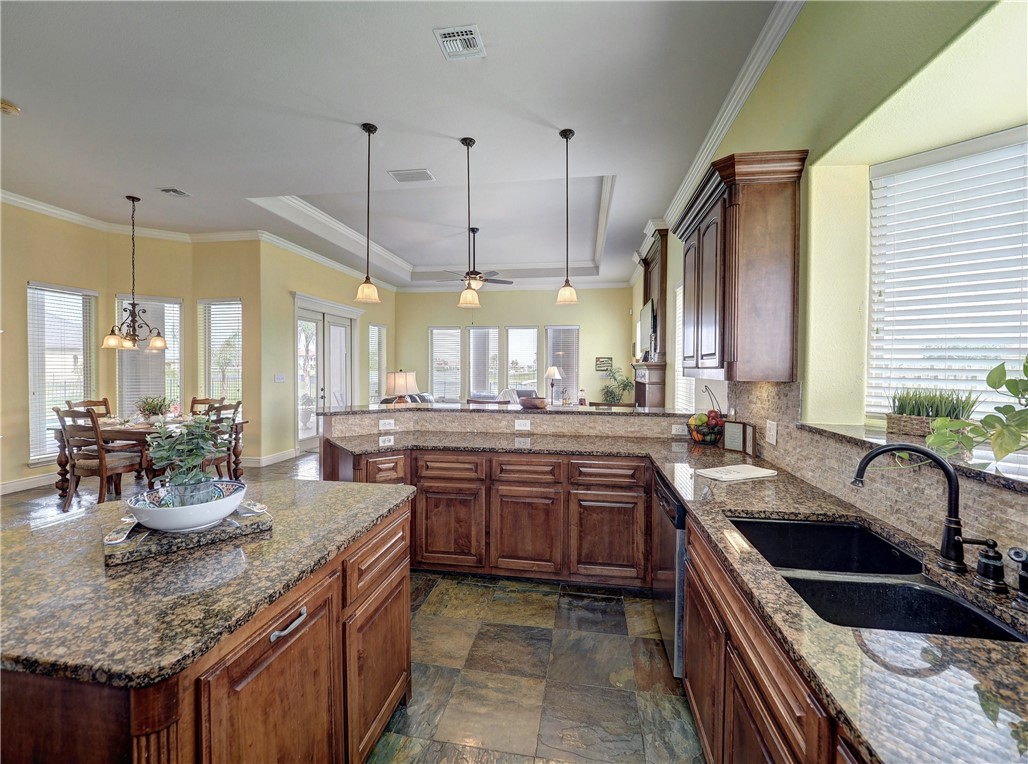 8409 Lago Vista Dr Property Photo 16