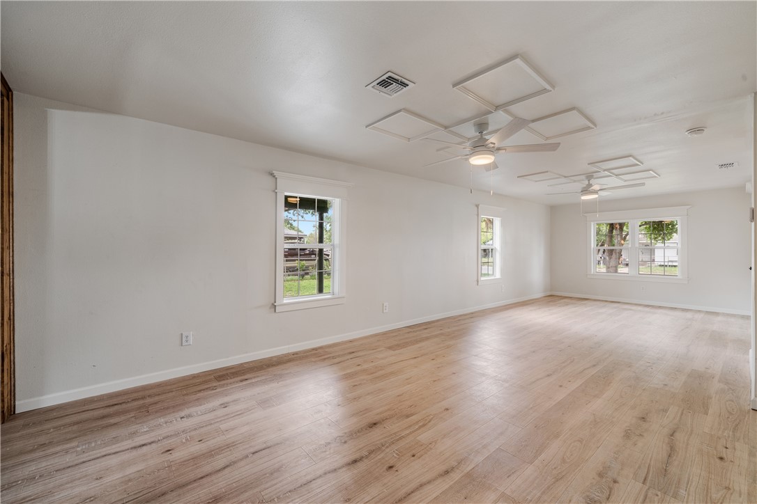 207 W Avenue A Property Photo 7