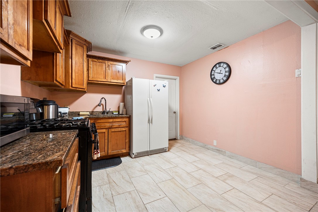 1222 Maryland Dr Property Photo 3