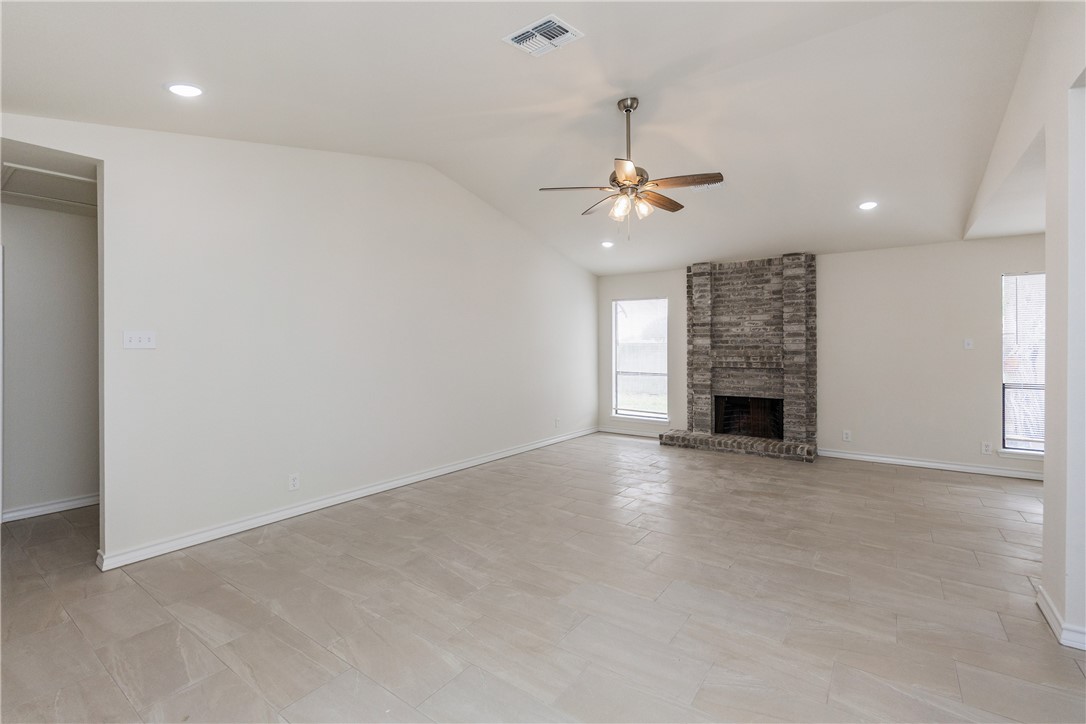 2325 Roseland Dr Property Photo 2