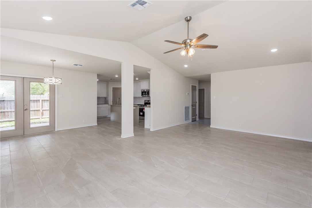 2325 Roseland Dr Property Photo 4