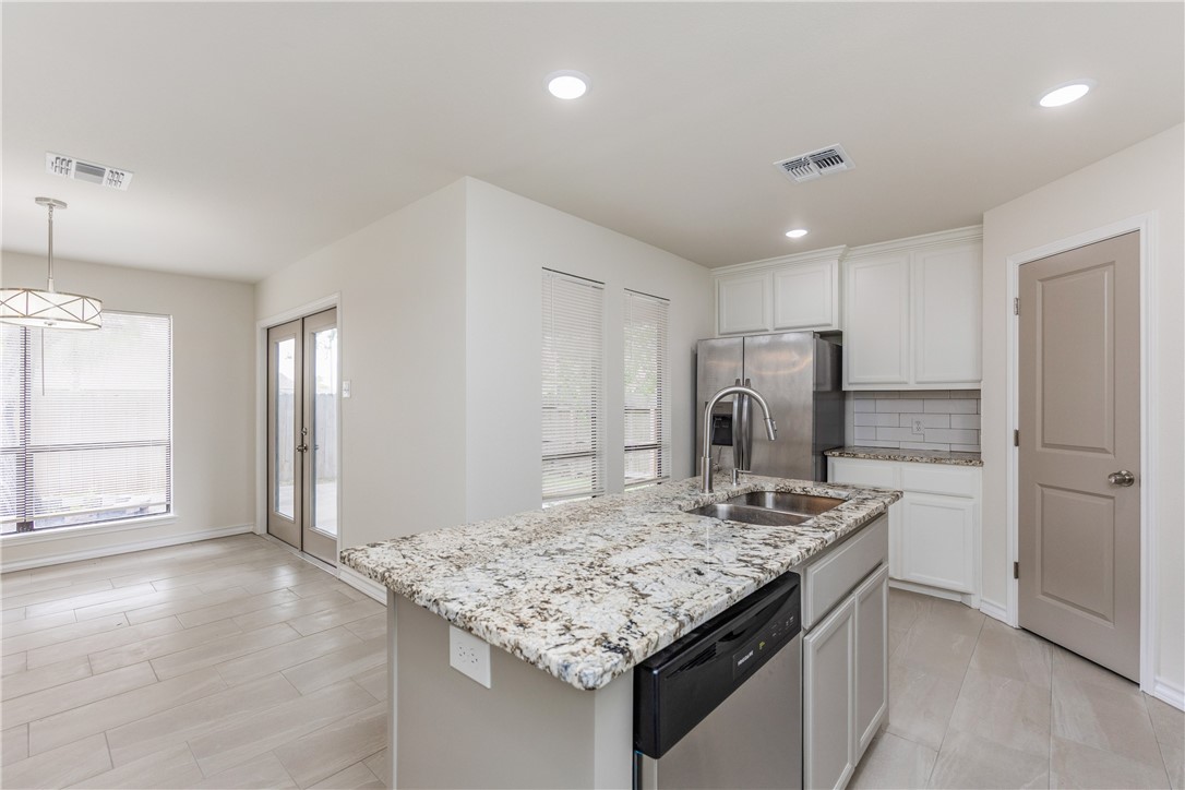 2325 Roseland Dr Property Photo 8