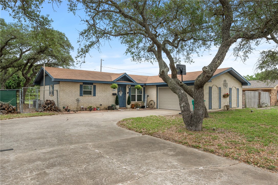 1307 W Palm Dr Property Photo 3