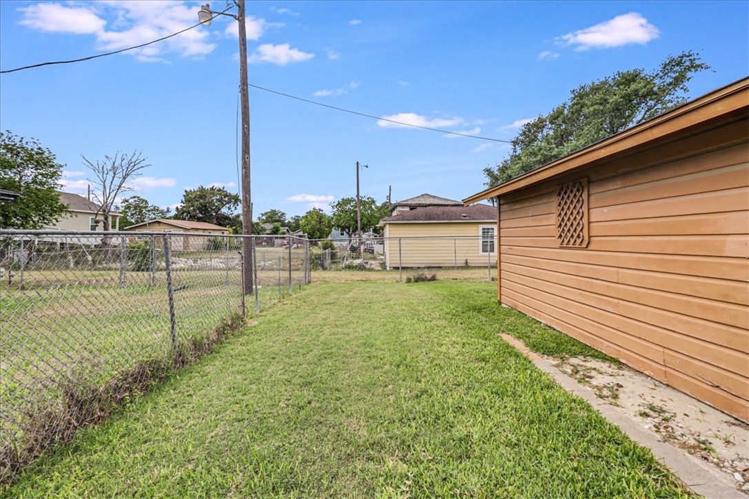 1032 Illinois St Property Photo 30