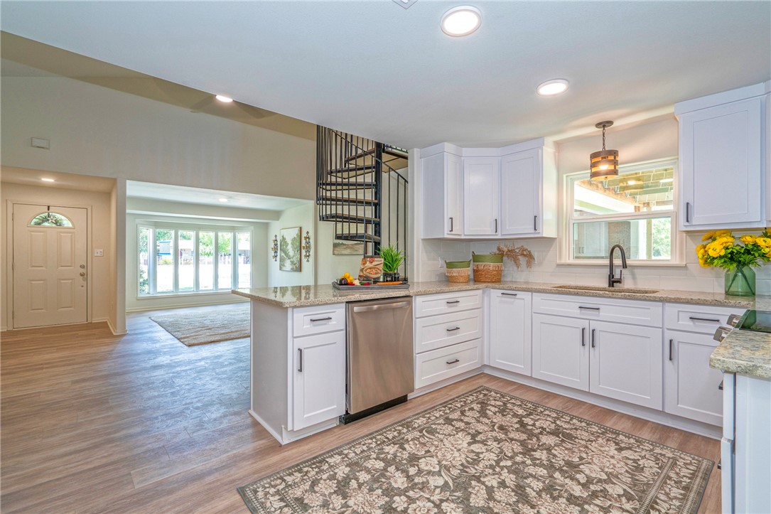 2322 Violet Property Photo 9