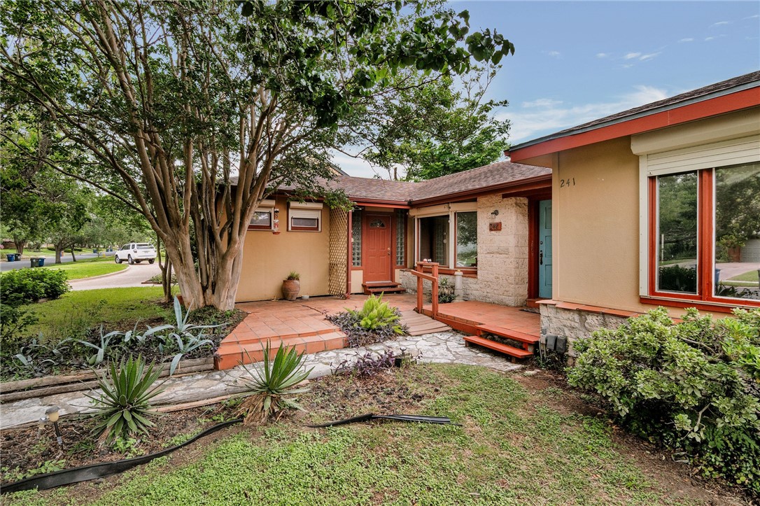 241 Oleander Ave Property Photo 2